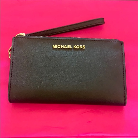 Michael Kors Handbags - Michael Kors Deluxe Wristlet